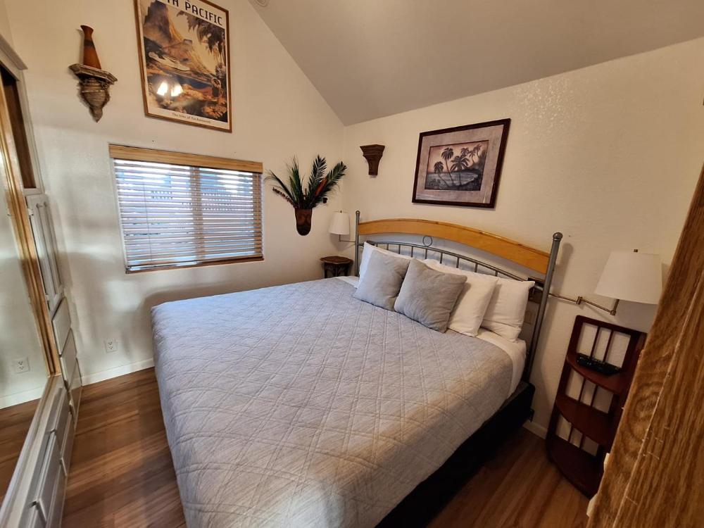 Ocean Front Cabin 11 w Jacuzzi & Superb Views